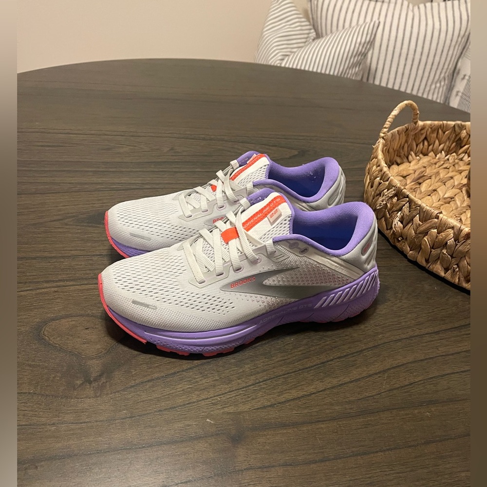 Women’s Brooks Adrenaline GTS 22 size 8